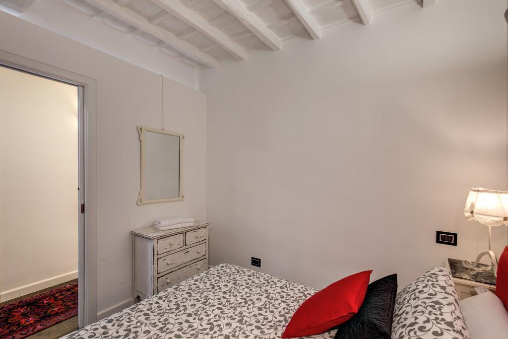 Campo De' Fiori Stylish White Apartment Rome Bagian luar foto