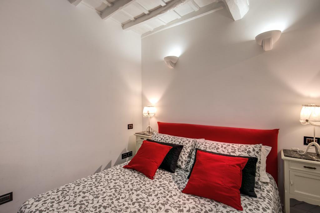 Campo De' Fiori Stylish White Apartment Rome Bagian luar foto